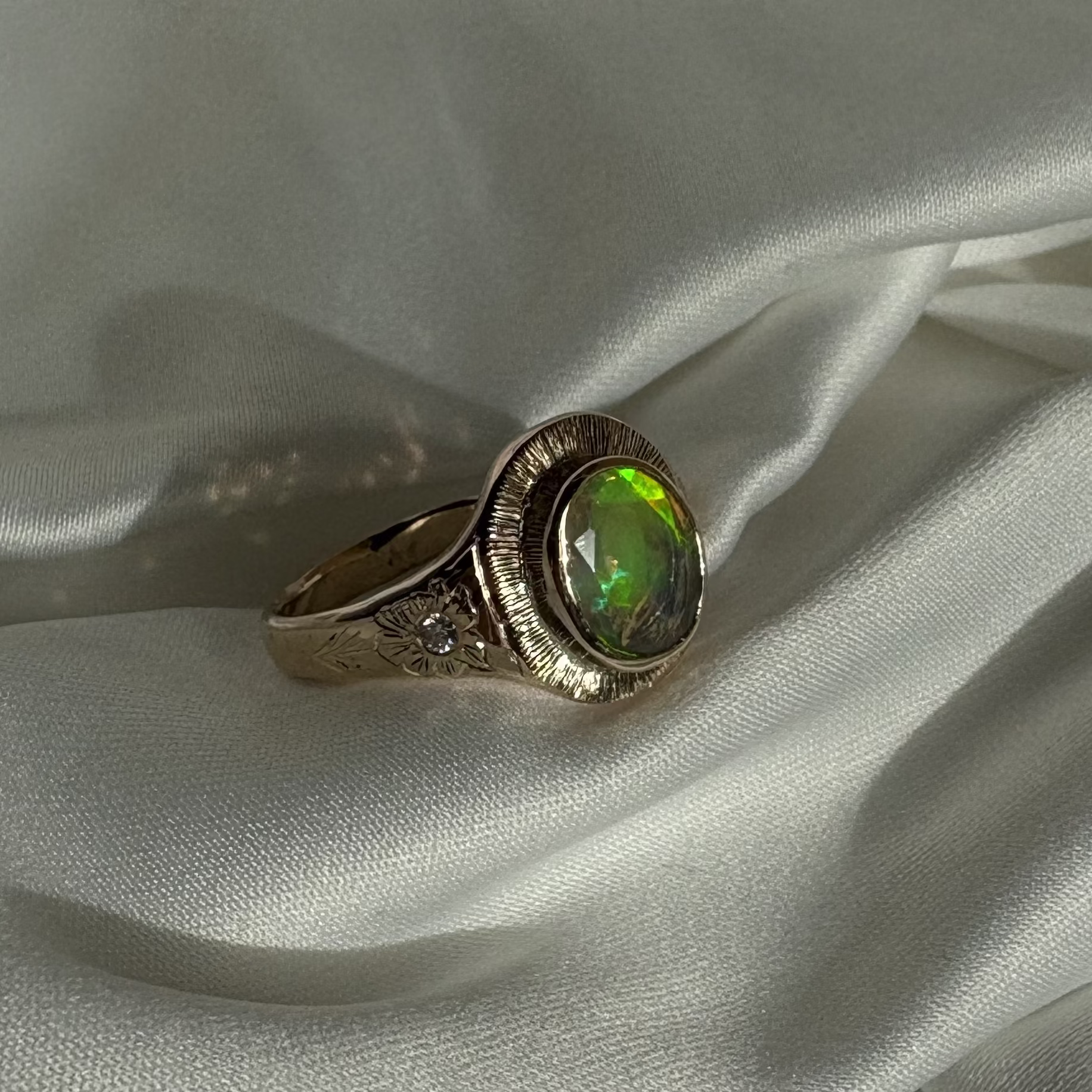Ring 333 Gold mit Opal und Handgravur Stephanie Wilfert